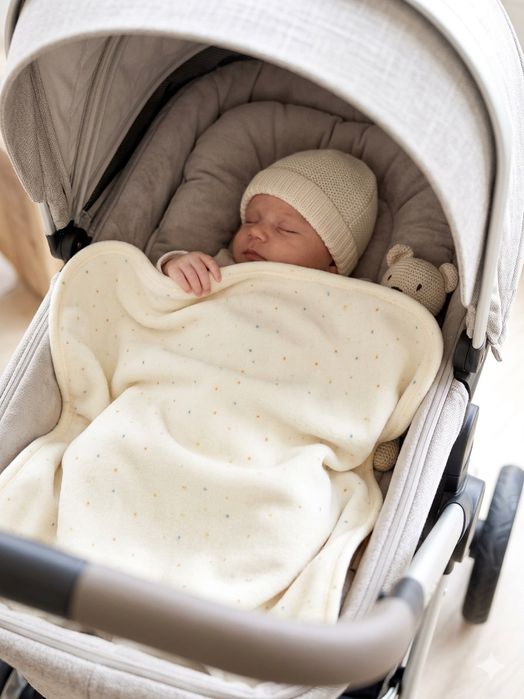 плюшевий дитячий плед,пелюшка,покривало  кремового кольору з принтом у різнокольоровий дрібний горошок (синій, помаранчевий, жовтий).  
рлзмір 70×100с