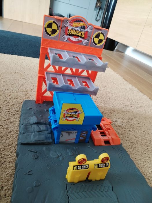 Tor samochodowy Mattel Hot Wheels Monster Trucks Demolka na stacji