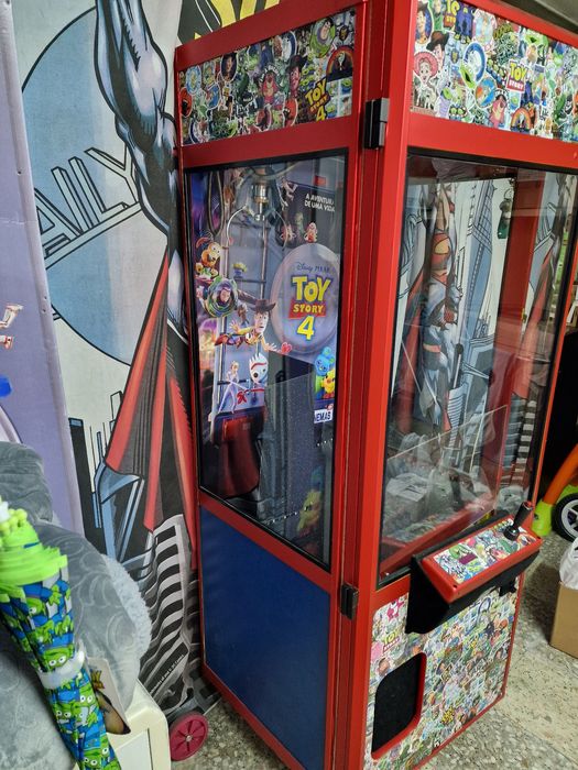 Máquina de brindes grua tema Toy Story Disney