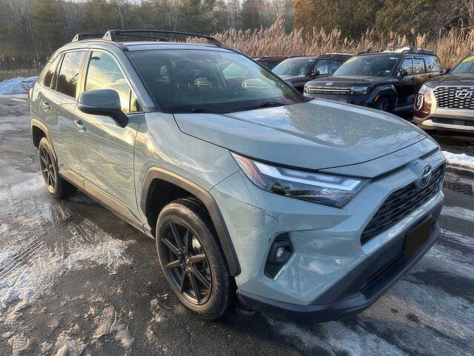 Toyota RAV4 Hybrid XLE Premium      2023
