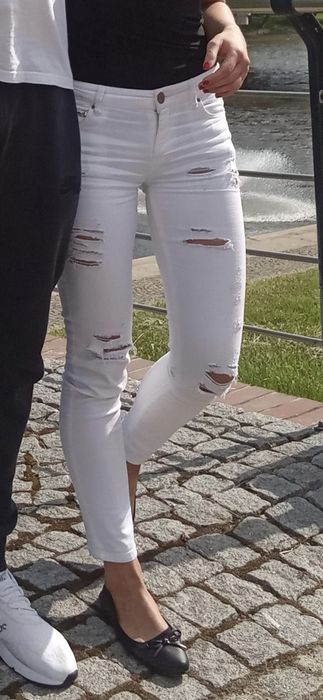 Białe spodnie rurki z dziurami Stradivarius 38