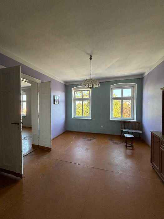 109,01 m2, 3 pokoje w kamienicy, blisko PKP – 2 duże piwnice, strych + komórka