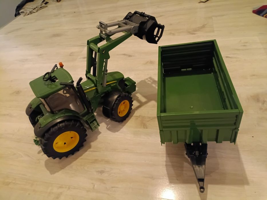 Traktor bruder John Deere 7930 z turem i przyczepą  z nadstawkami