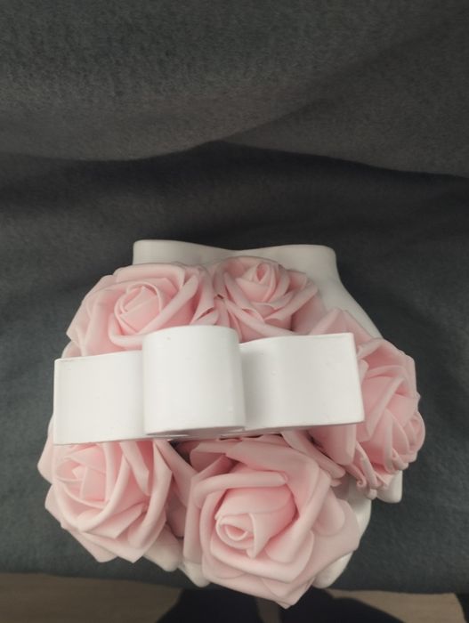 Wieczny bukiet róż w dłoniach z aniołem