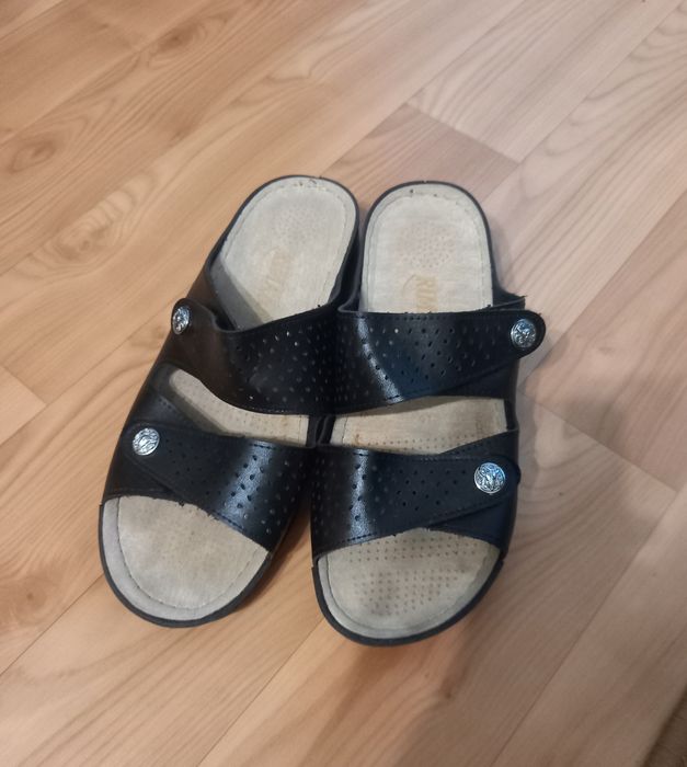 Жіночі шльопанці