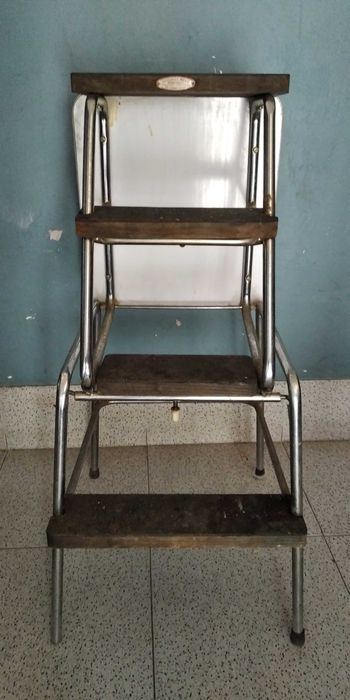 Banco almofadado c sistema escadote incluído ate uma altura de 80 cm