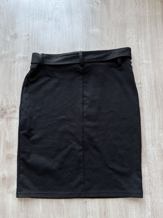 Czarna spódnica z paskiem