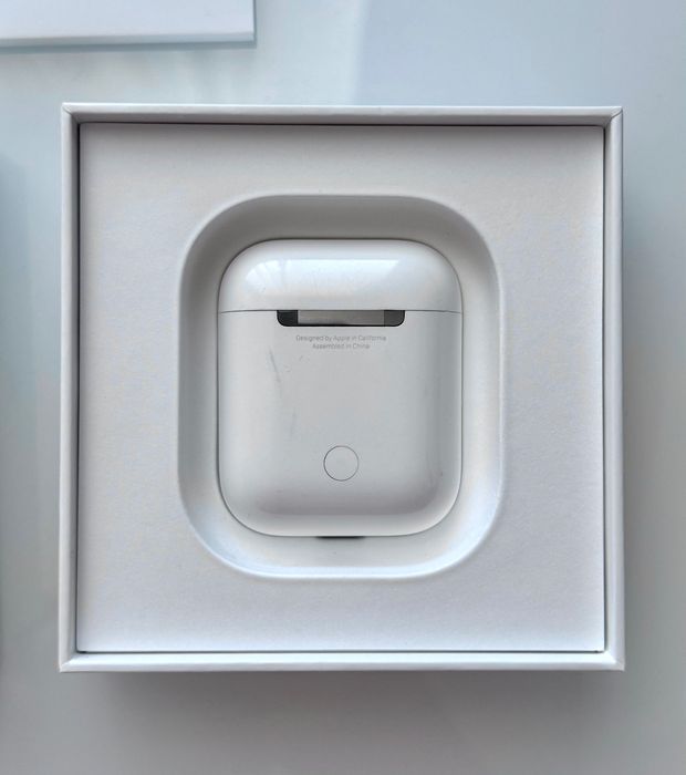 Apple AirPods 2 with Charging Case