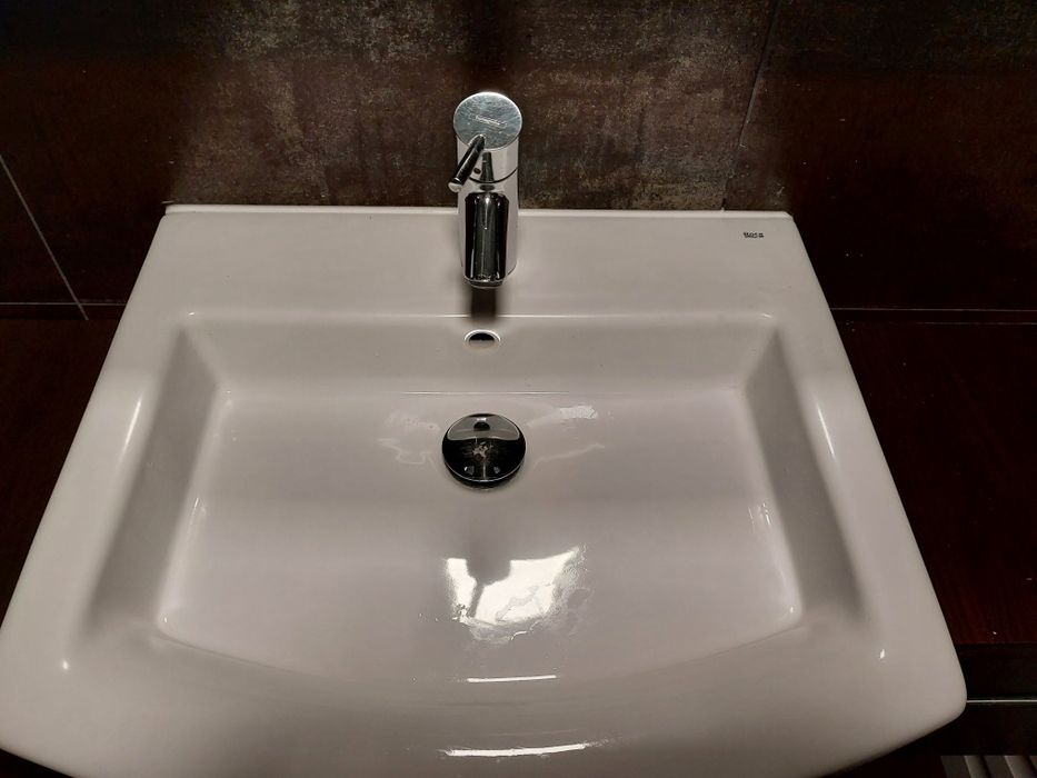 Umywalka Roca plus bateria