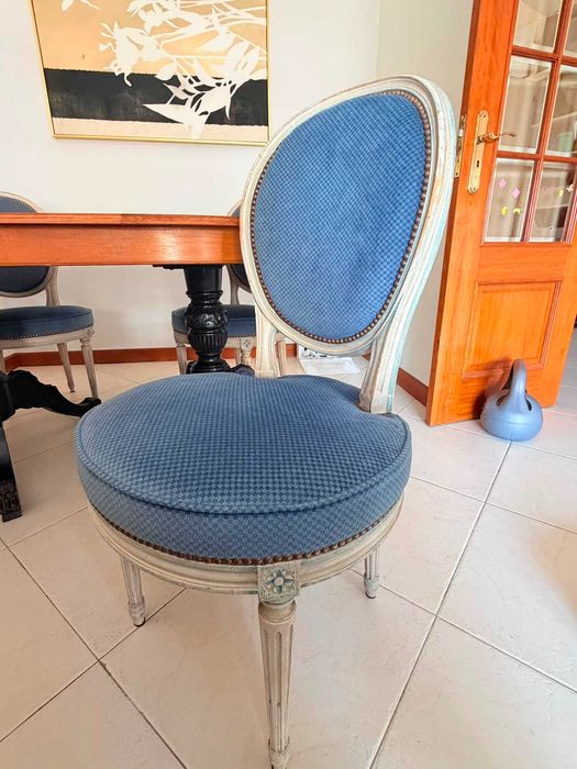 mesa extensível e 4 cadeiras estofadas