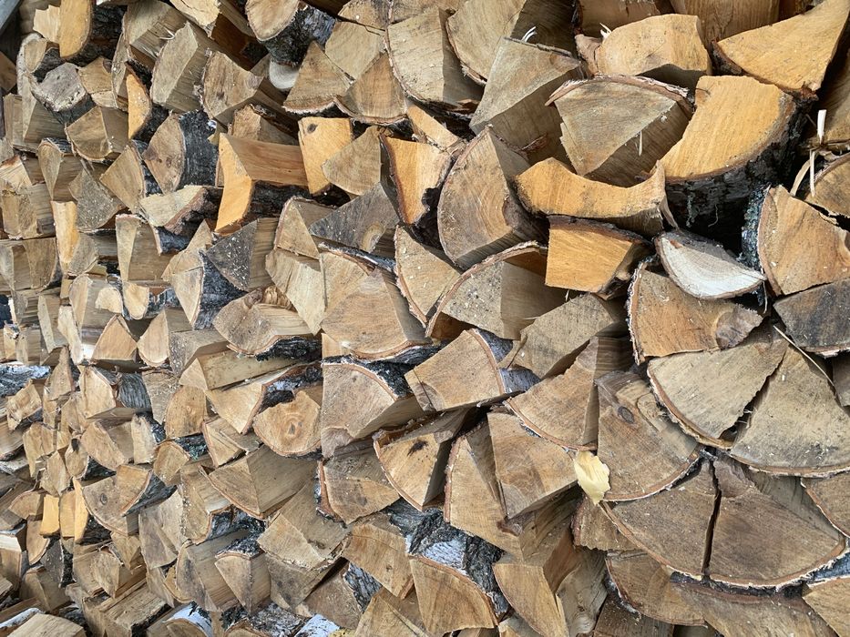 Дрова колоті укладені