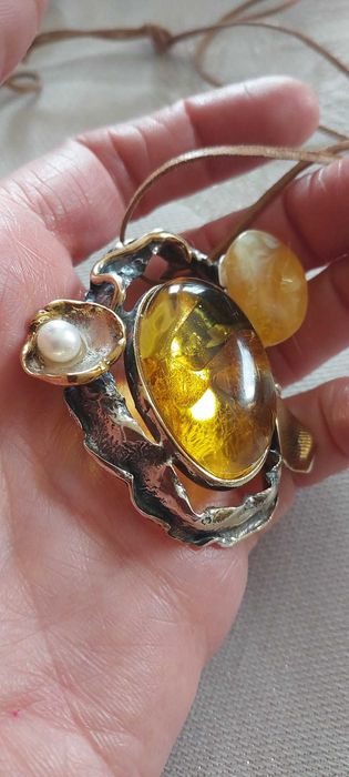Artystyczna  zawieszka z bursztynami i perłà