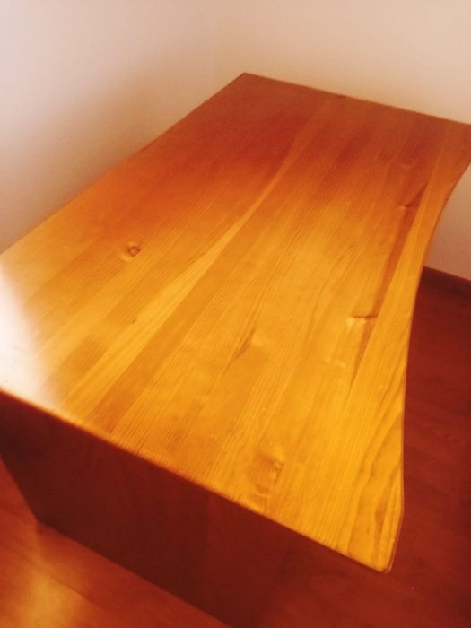 Secretária em pinho. Com 1,20 de largura, 75 cm de altura, o tampo tem 71cm. Ofereço duas prateleiras da mesma cor