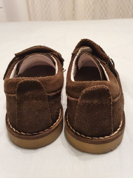 Sapatos carneiras tamanho 24, castanhas em muito bom estado.