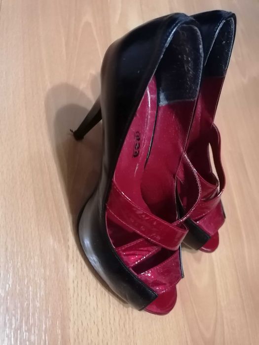 Buty na obcasie ze skóry lakierowanej