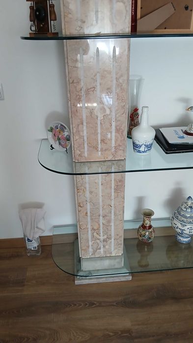 Estante de mármore e vidro