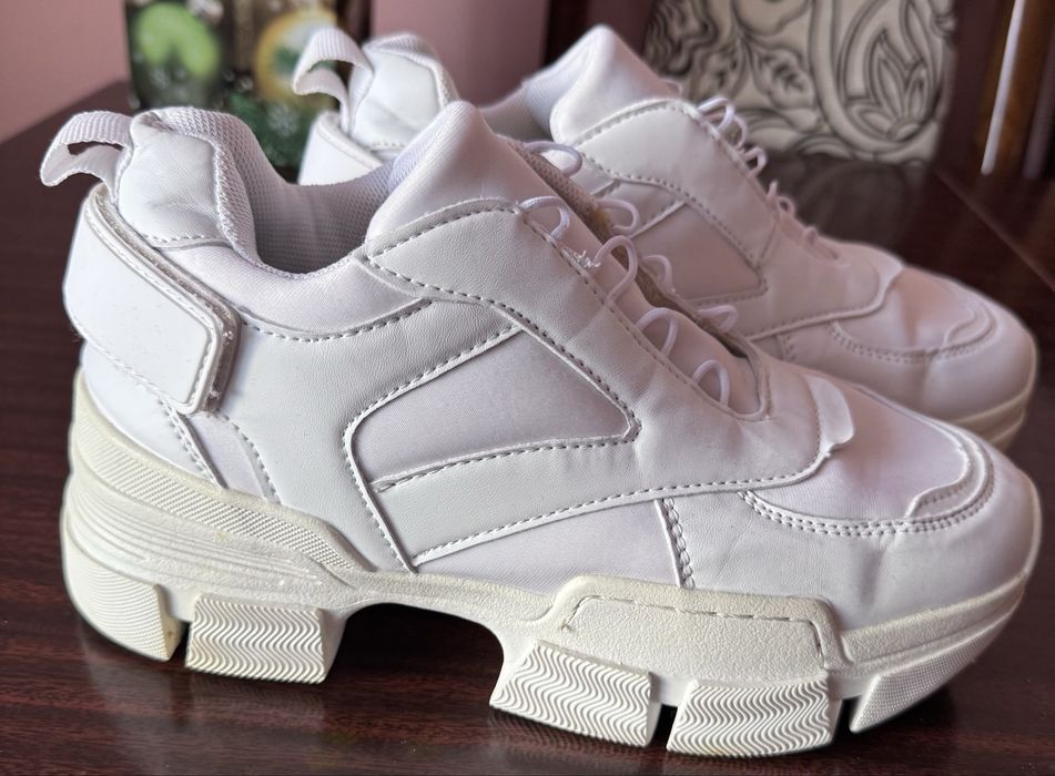 Кросівки білі