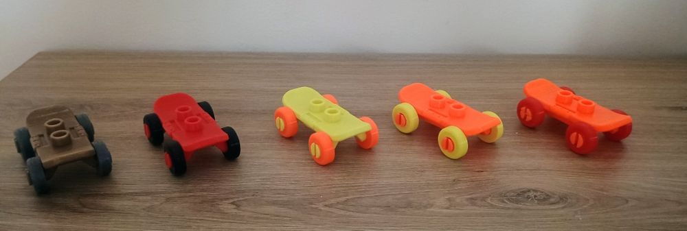 Dwie huśtawki i dwie deskorolki dla postaci z klocków