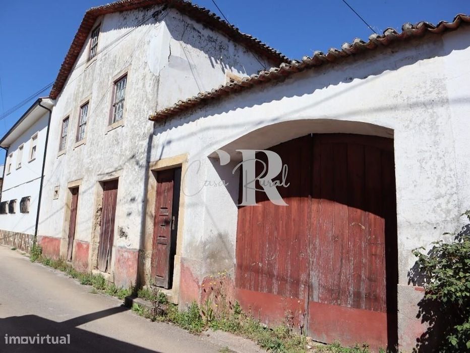 Moradia T2 geminada para renovação, com anexos e terreno, perto da Lou
