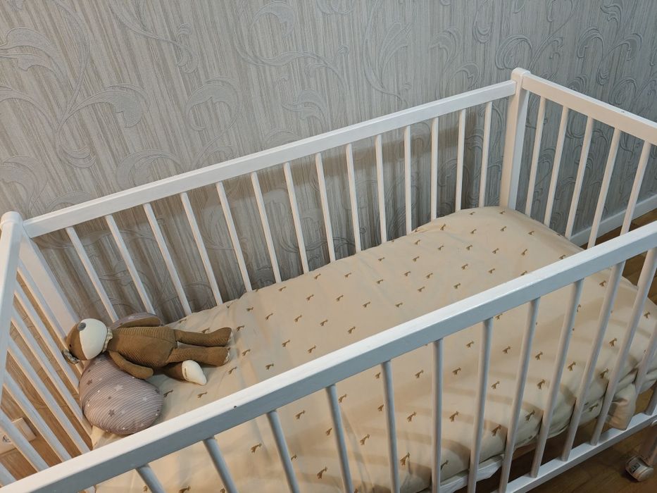 Berço com gradeamento branco