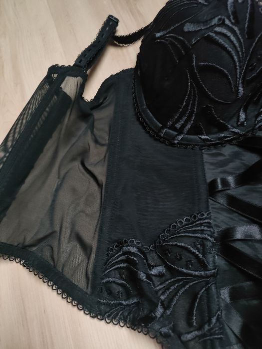 Czarny gorset 75B