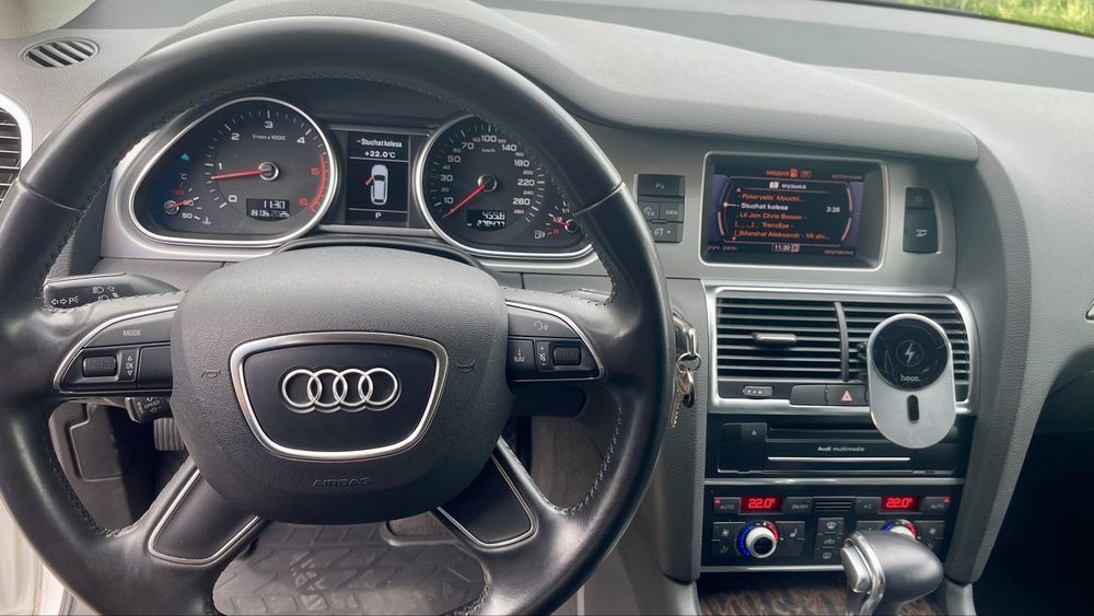 Автомобиль AUDI Q7