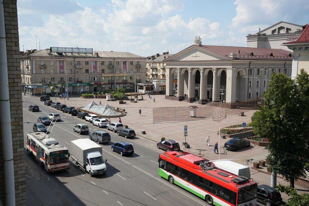 Продам трикімнатну квартиру з автономним опаленням. Центр. Театральна площа