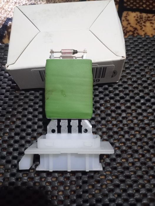 Пластік накладка Prius + запчасті різні