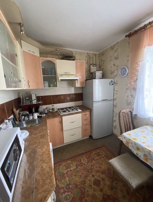 Пропонується на продаж трикімнатна на Козацькій.