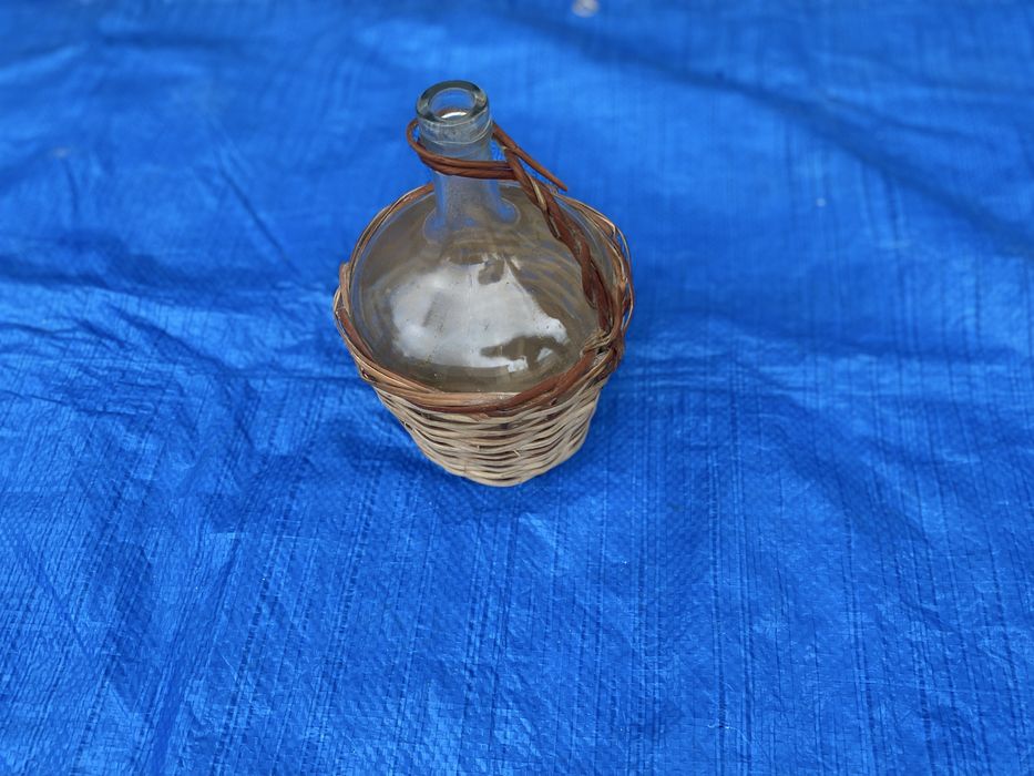 Garrafão com pega em vime