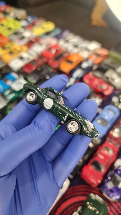 Hot WHEELS TEAM Transport - Jaguar Pack