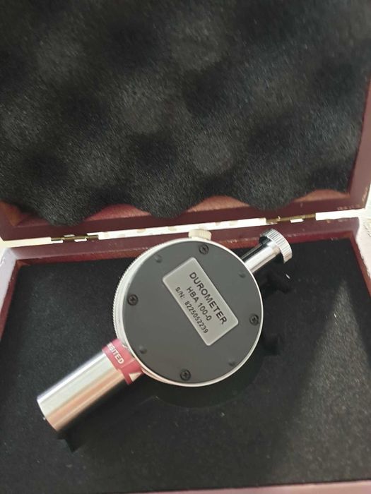 Durômetro mais suporte de bancada da marca Sauter