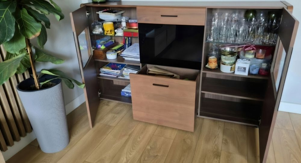 Komoda, witryna do salonu na zastawę, szkło. Drewno