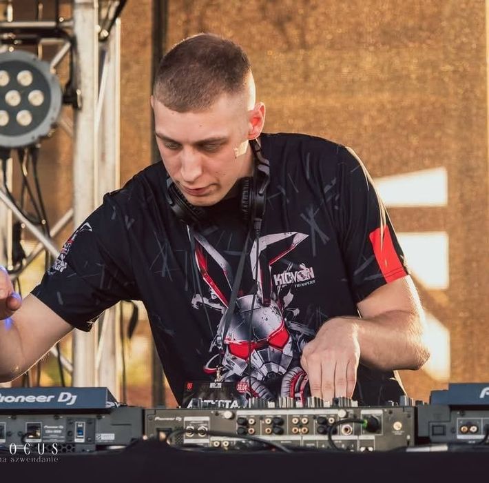 DJ na Twoją imprezę – ekran multimedialny, oświetlenie, nagłośnienie!