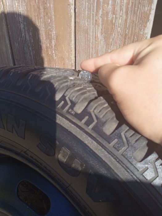 Продам шиповану зимову резину на дисках R17