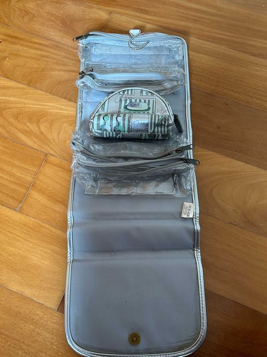 Bolsa cabide com vários compartimentos: