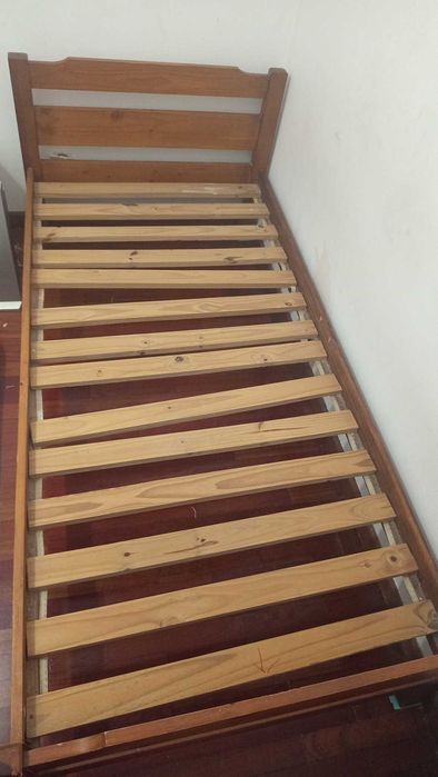 Base de cama de madeira com colchao