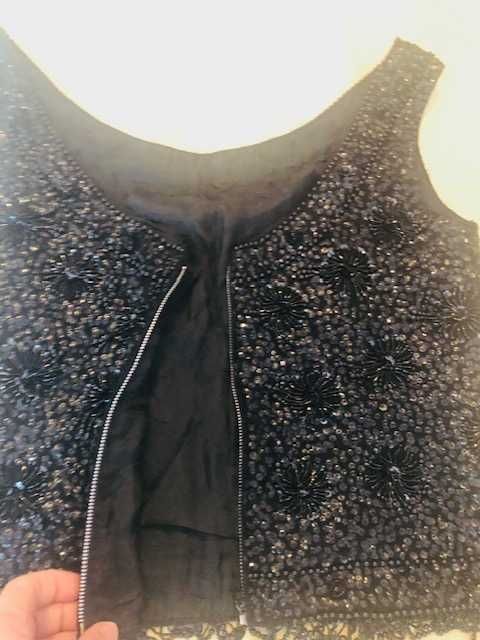 Lindíssimo top preto de lantejoulas e miçangas da mesma cor