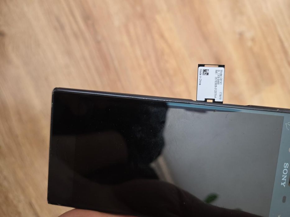 Sony Xperia XZ Premium G8141 для деталей або ремонту. Телефон не вмикається, причина поломки . Можливо  кнопка включення