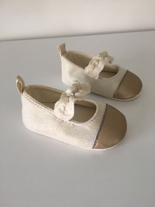 Sapatos em cor pérola e dourado, como novos.