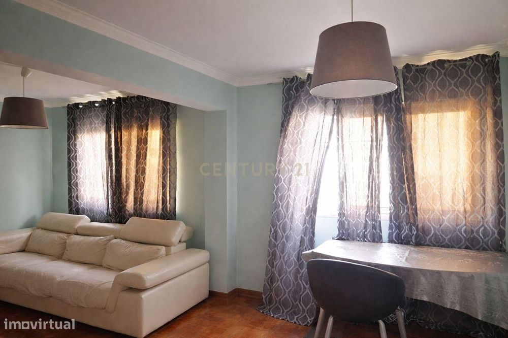 Apartamento T1 com 124m2 transformado em T4 com inquilino — Amora, Setúbal
