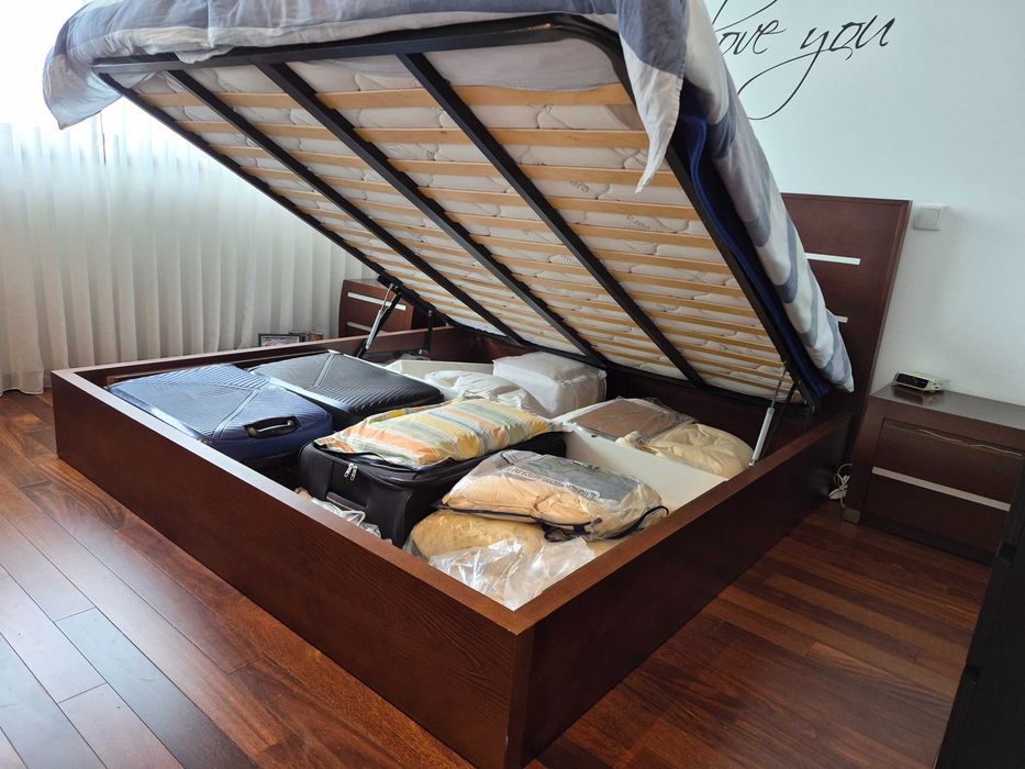 Mobília Quarto de Casal (Cama, mesinhas, cómoda e espelho)