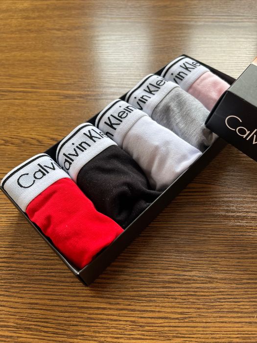 5 par majtek stringów w różnych kolorach rozm. XS/S