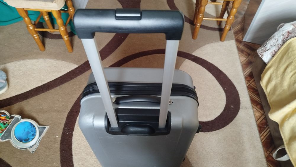 Продам пластикову валізу