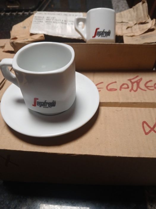 Delta e Segafredo conjuntos de chávenas e pires de café e chá. Ler des