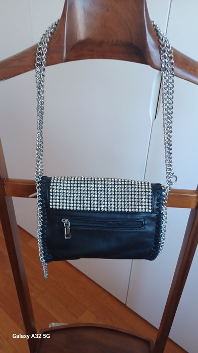 Bolsa em preto com pedras