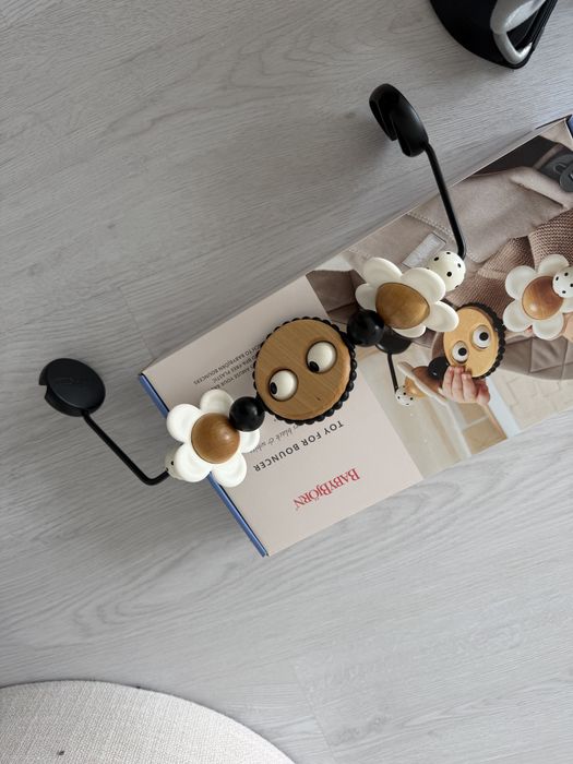 Babybjorn com capa e brinquedo como novo