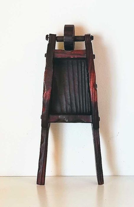 Carrinho de mão antigo em madeira à escala decorativo