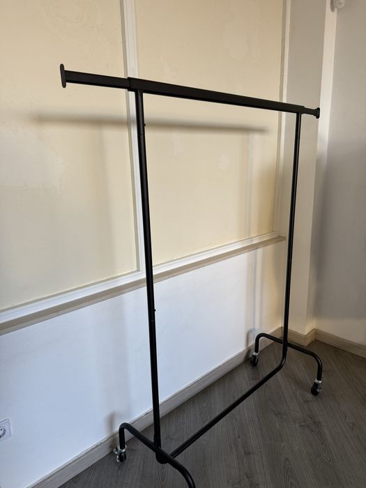 Suporte para roupas preto