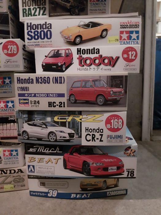 Model 1:24 Toyota Previa z bagaznikiem i orurowaniem